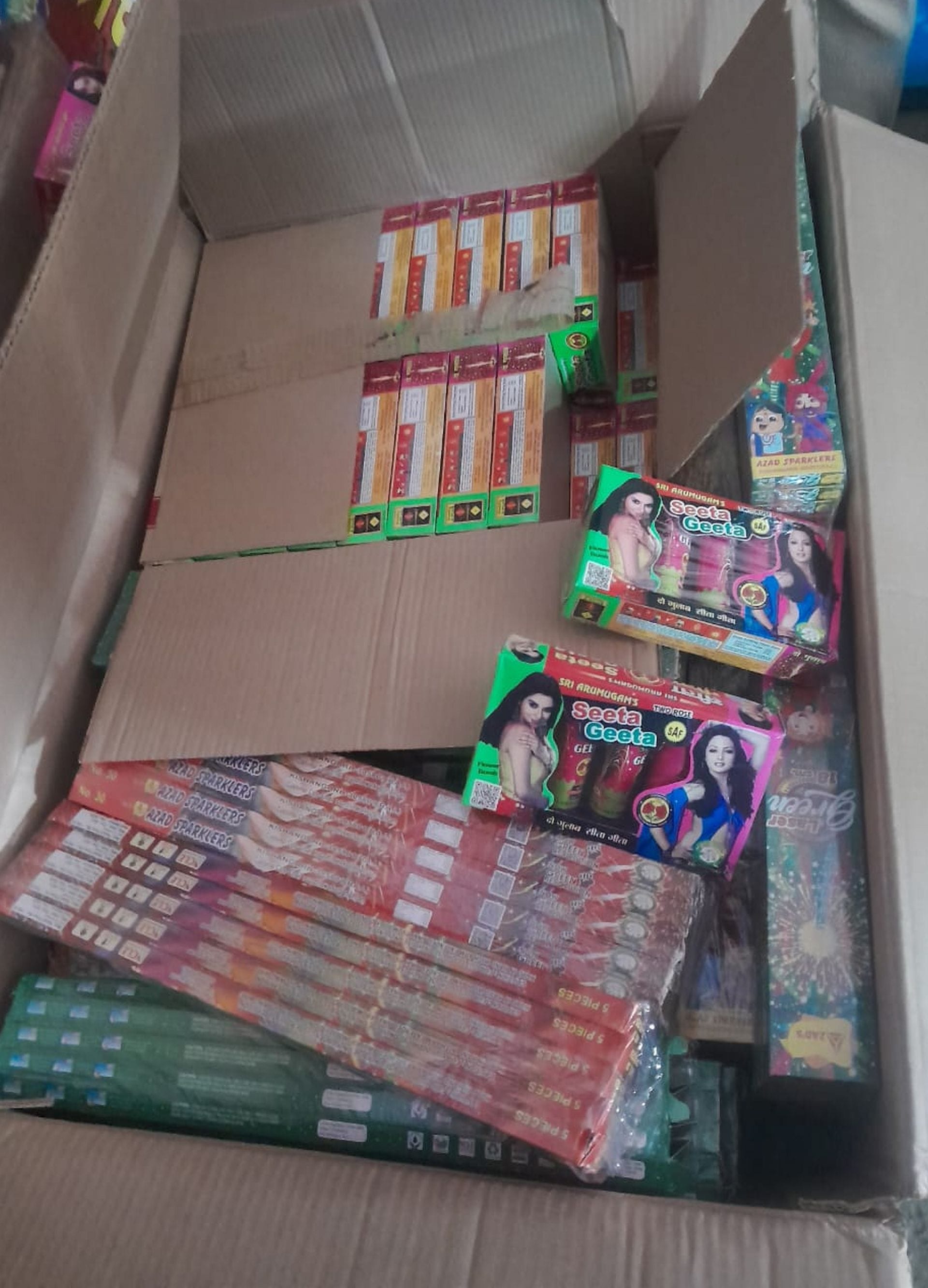 वाहन में लादे गए बरामद पटाखे। संवाद