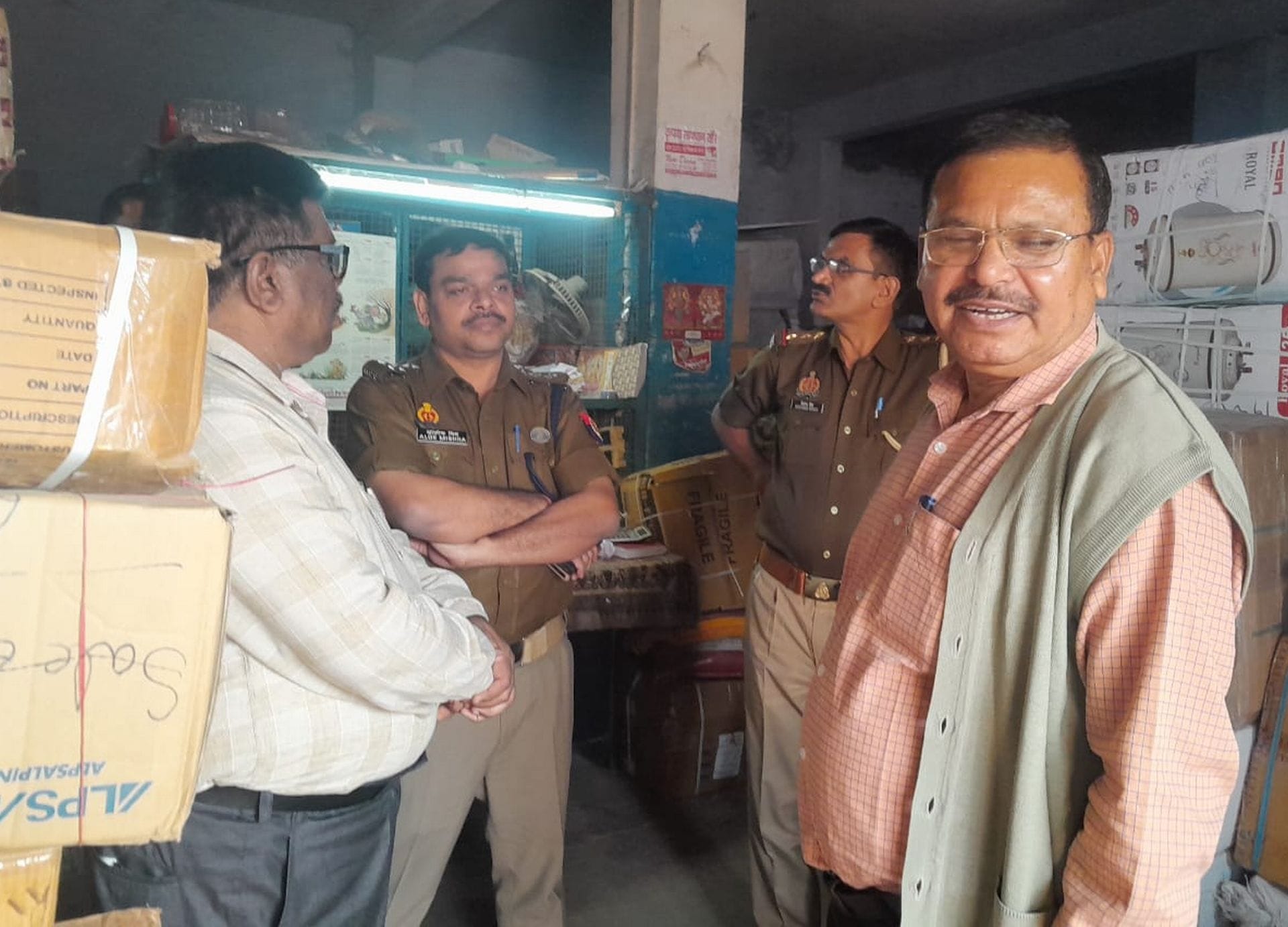 वाहन में लादे गए बरामद पटाखे। संवाद