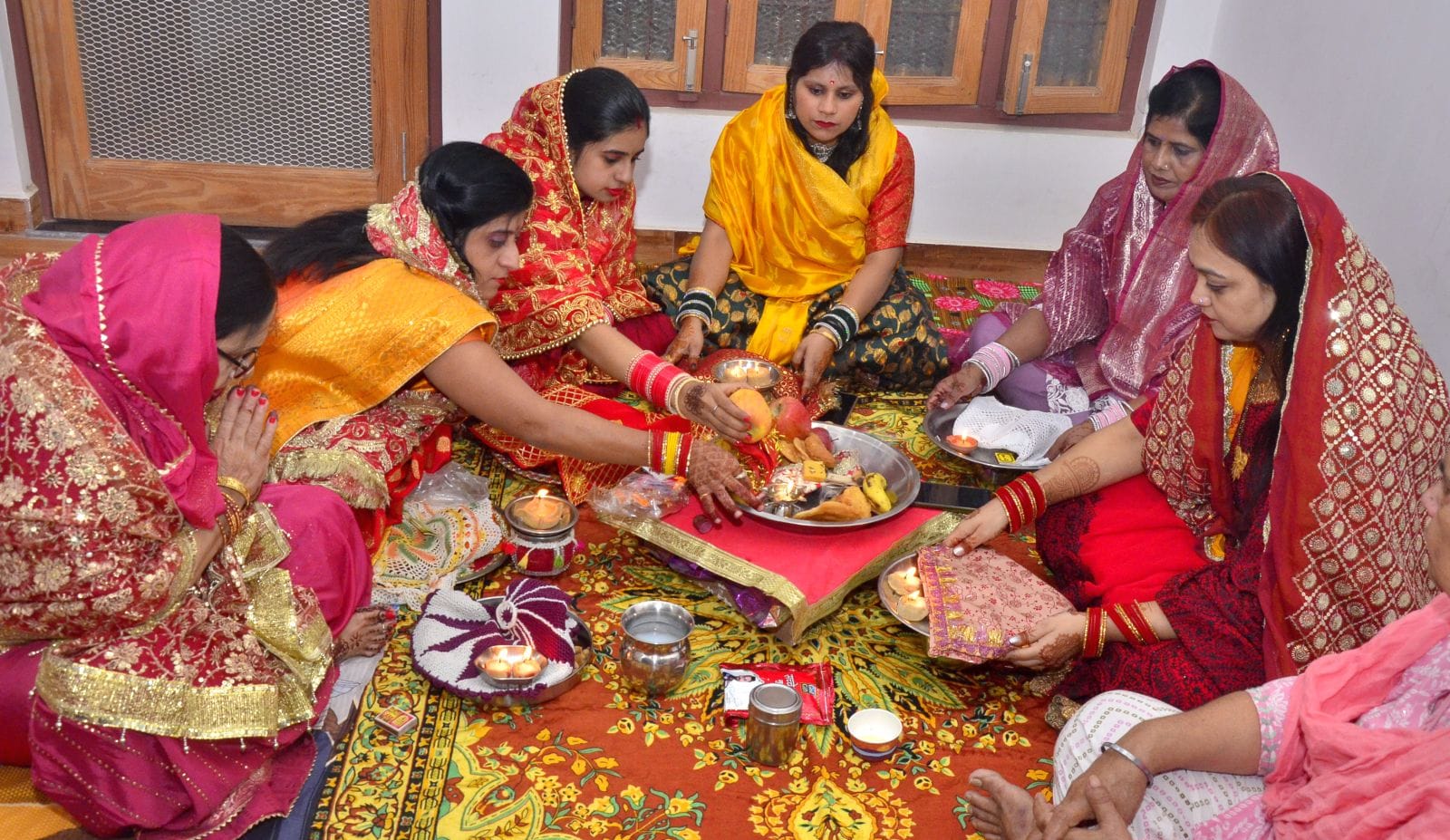 विजय नगर में करवा चौथ पर पूजा अर्चना करती पंजाबी समाज की महिलाएं। संवाद