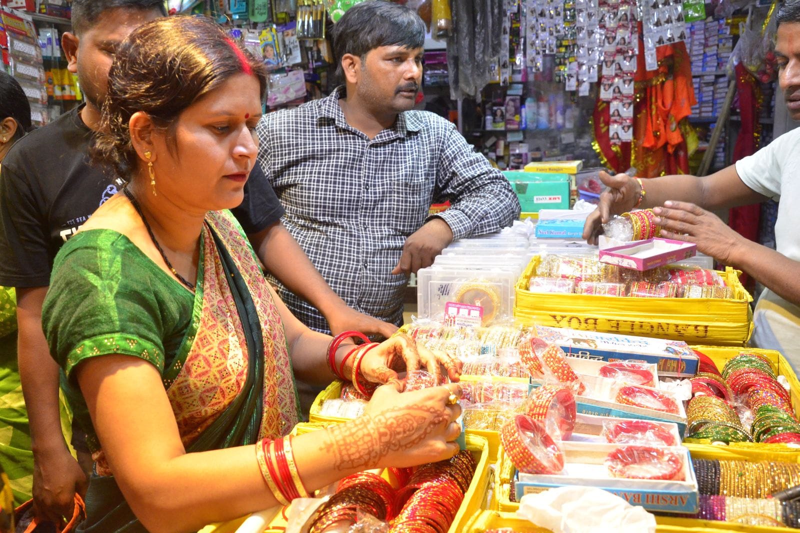 विजय नगर में करवा चौथ पर पूजा अर्चना करती पंजाबी समाज की महिलाएं। संवाद