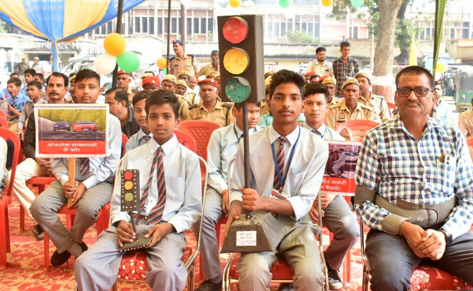 यातायात माह के शुभारंभ पर जागरुक करते एसएसपी डॉ.ओपी सिंह। स्रोत-पुलिस प्रशासन