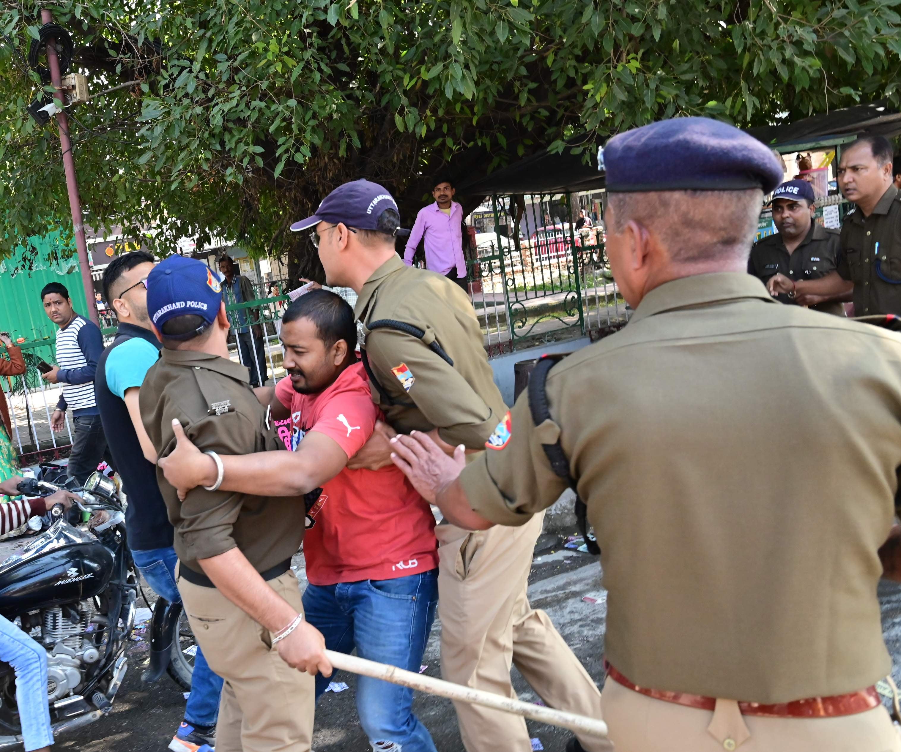 हल्द्वानी एमबी कॉलेज में छात्र संघ के चुनाव प्रचार के दौरान दो गुटों में हुई मारपीट के बाद उपद्