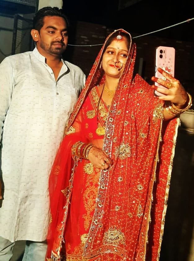 जिला कारागार में करवाचौथ मनाते पति पत्नी।जेल प्रशासन