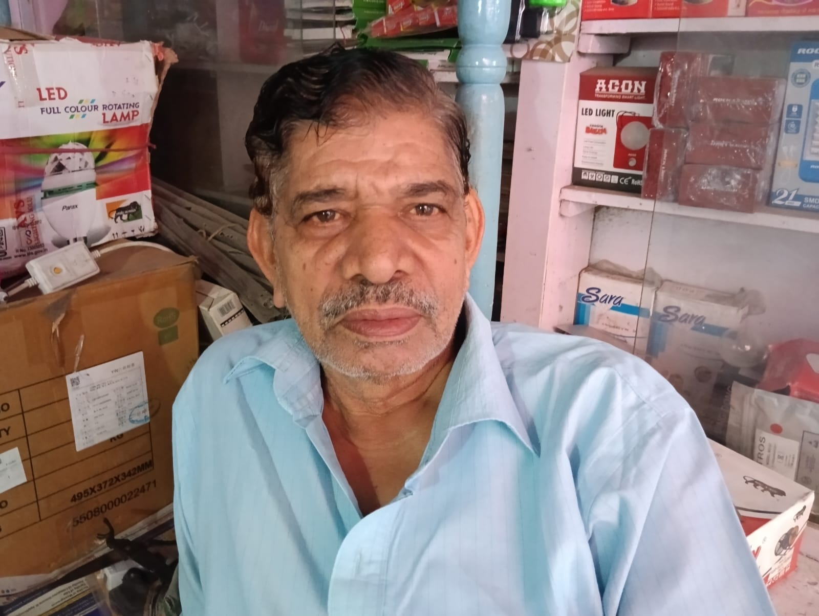 खम्भे पर बिजली ठीक करता कर्मी । स्रोत - विघुत विभाग