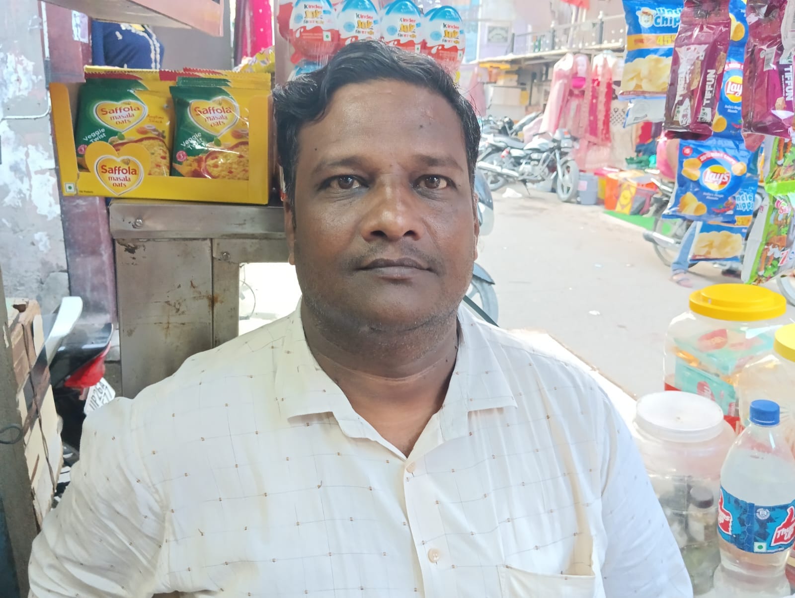 खम्भे पर बिजली ठीक करता कर्मी । स्रोत - विघुत विभाग