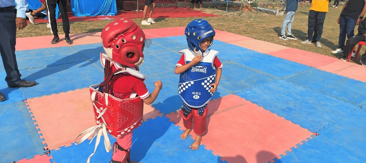 रोजा के रेलवे मैदान में वॉलीबाल खेलते खिलाड़ी। संवाद