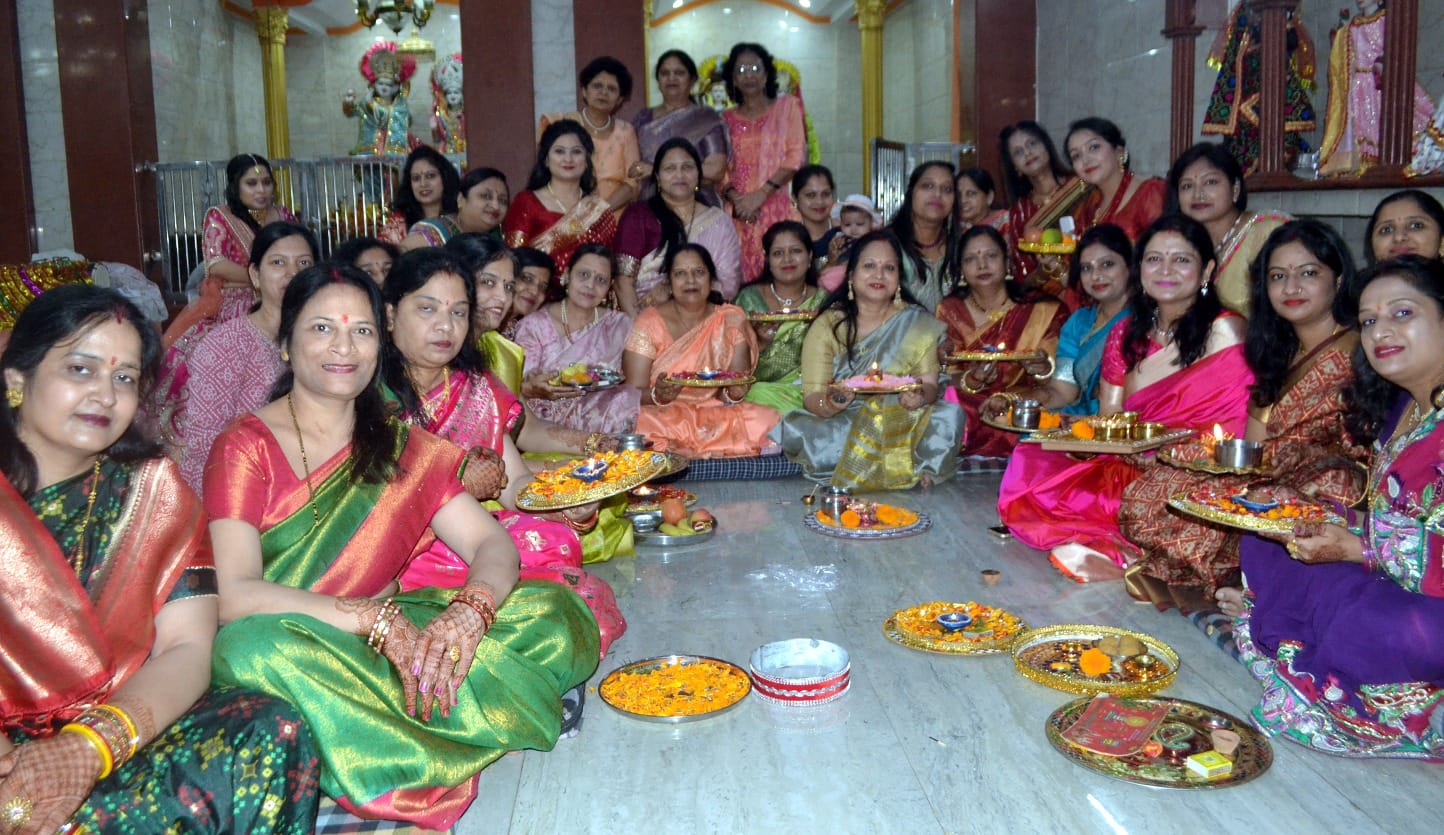 शामली धीमान पुरा में करवा चौथ चांद अर्घ्य देती महिलाएं शामली धीमान पुरा में करवा चौथ चांद अर्घ्य देती महिलाएं