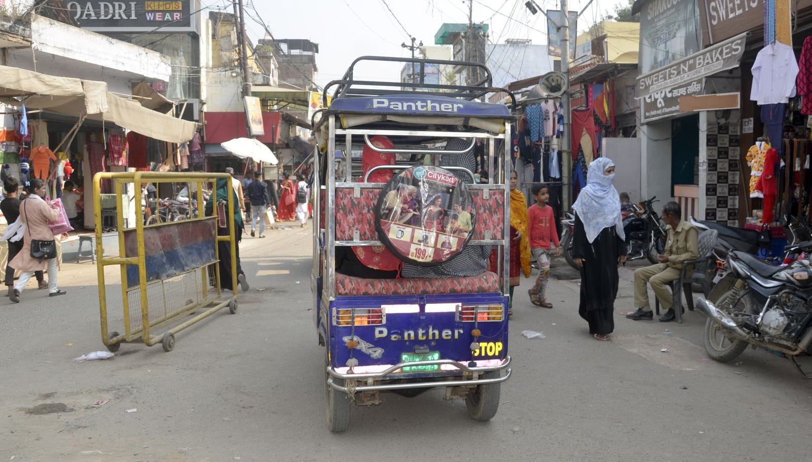 शास्त्री चौक पर लगा जाम में फंसे लोग। संवाद