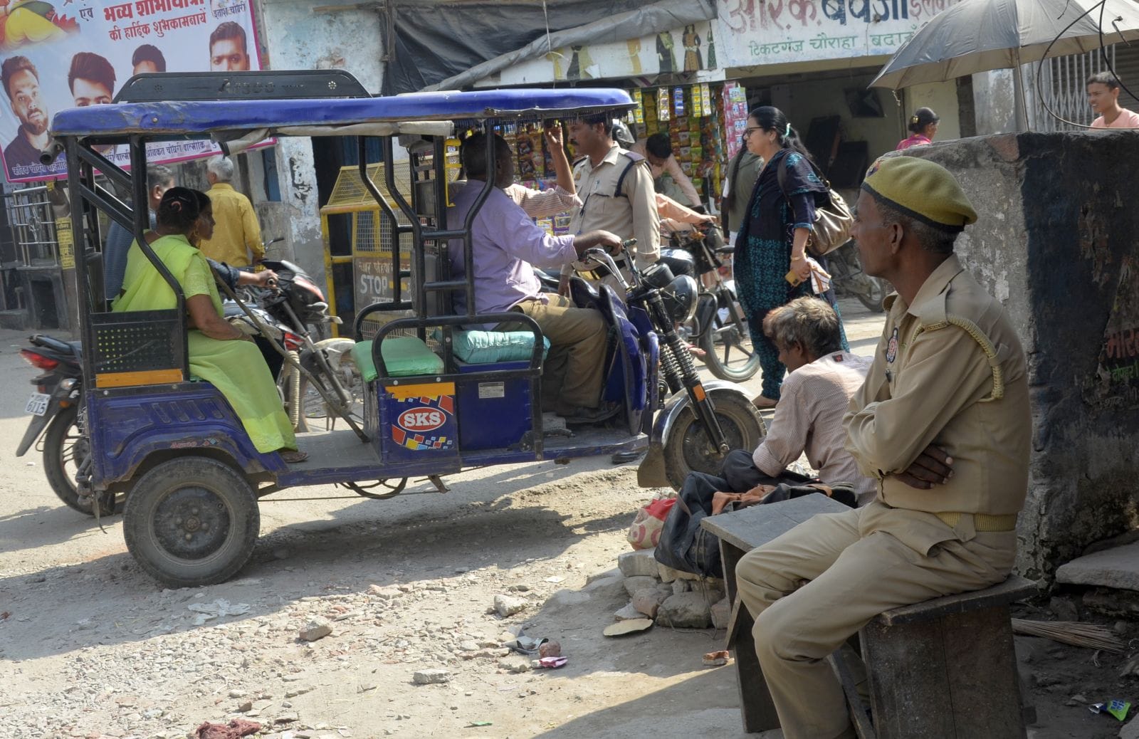 शास्त्री चौक पर लगा जाम में फंसे लोग। संवाद