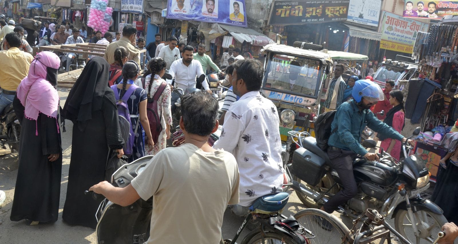 शास्त्री चौक पर लगा जाम में फंसे लोग। संवाद