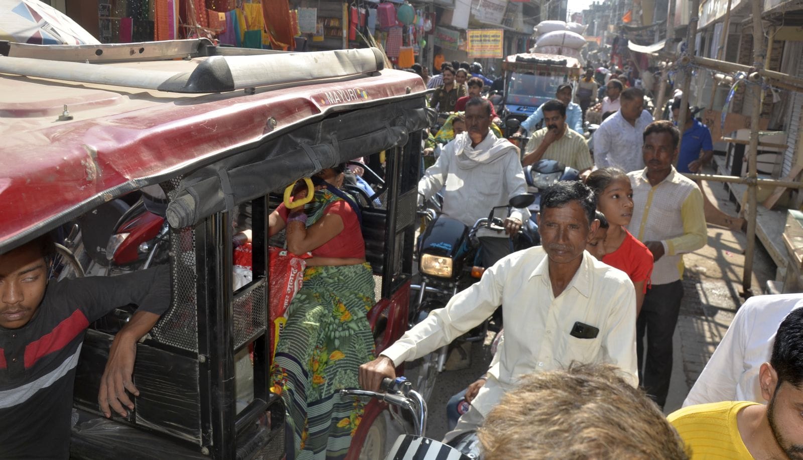 शास्त्री चौक पर लगा जाम में फंसे लोग। संवाद