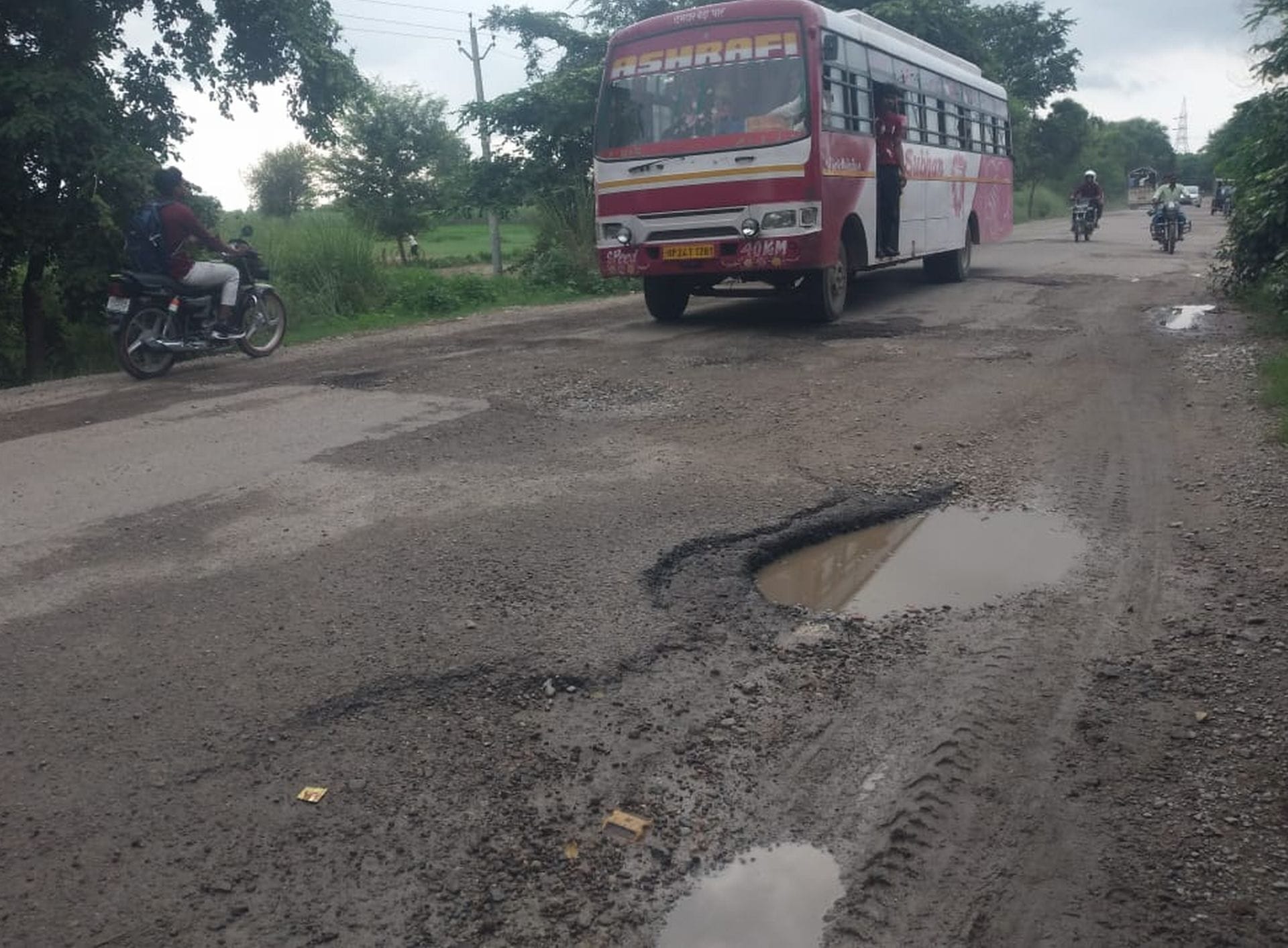 उसावां में सड़क के बीच में गड्ढा। संवाद