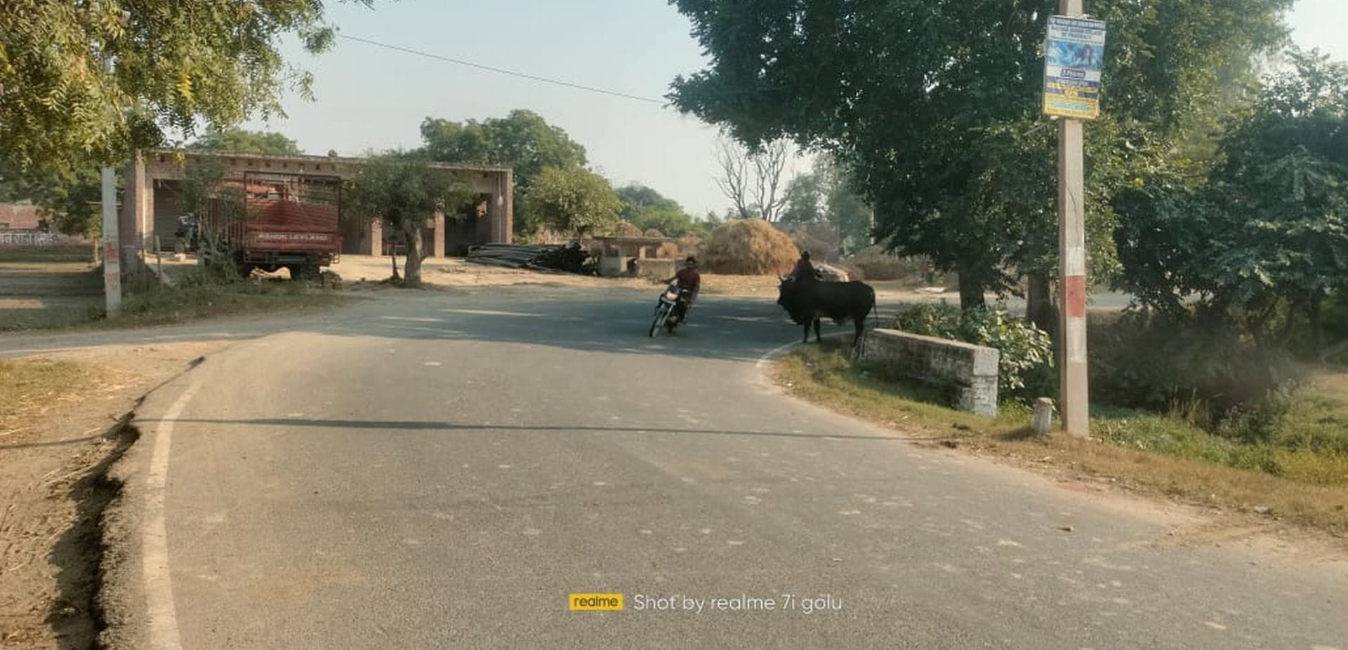 उसावां में सड़क के बीच में गड्ढा। संवाद