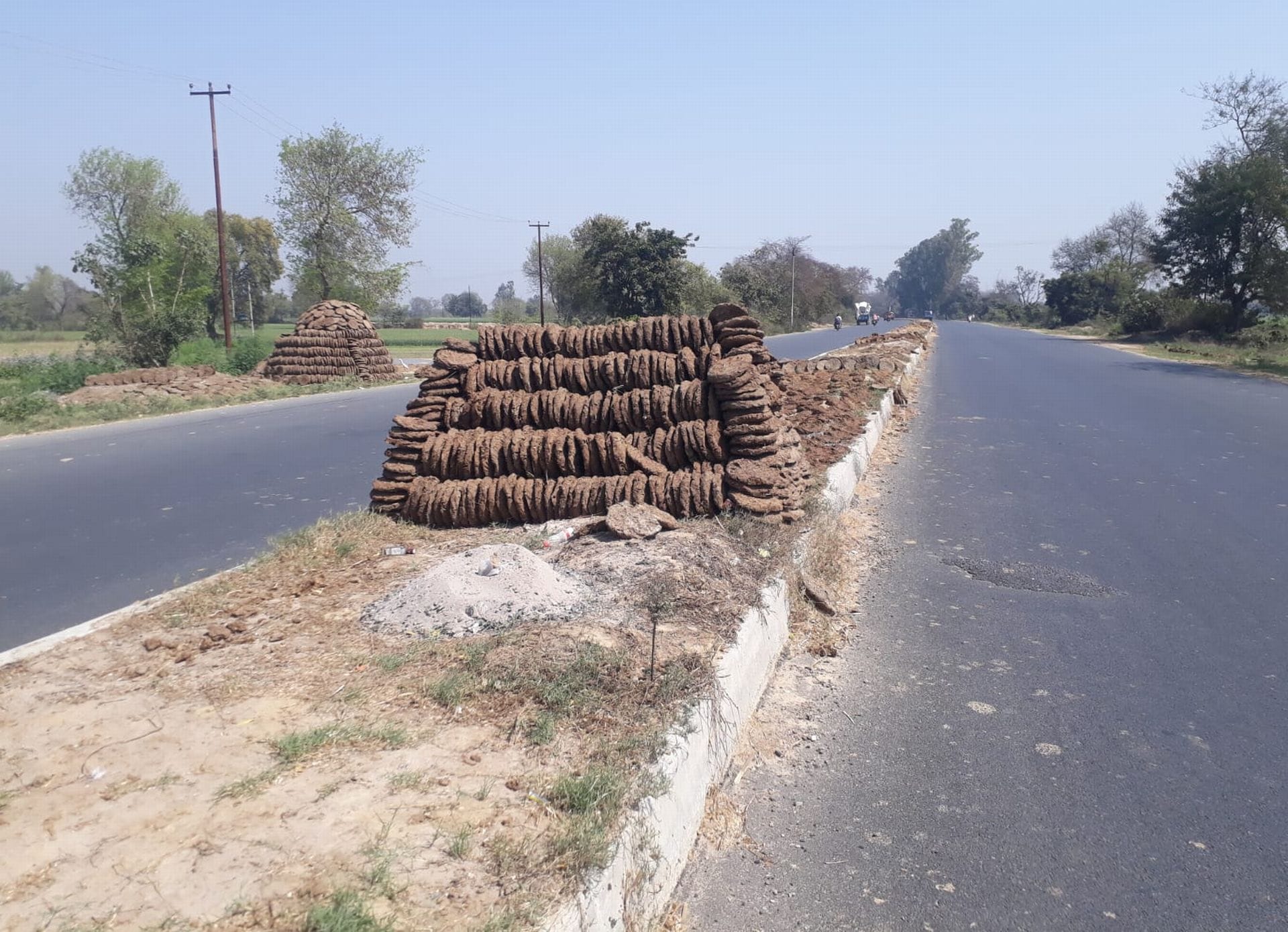 उसावां में सड़क के बीच में गड्ढा। संवाद