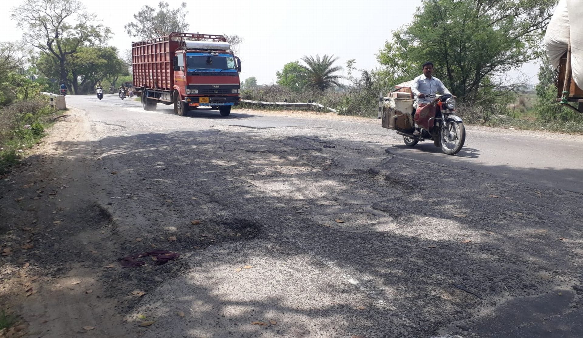 उसावां में सड़क के बीच में गड्ढा। संवाद