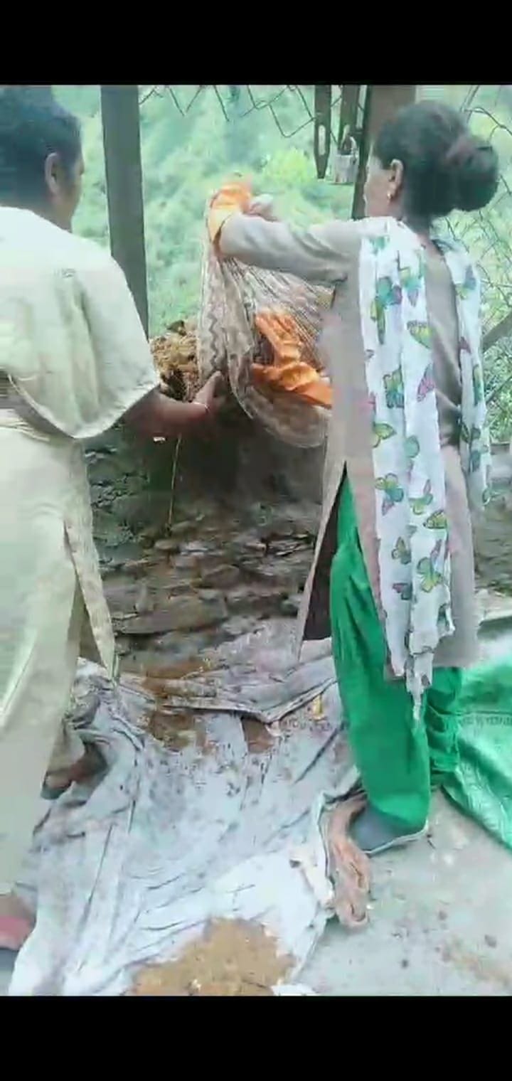 चंबा पुराना बस अड्डा के पास ढांक के साथ बिखरा पड़ा कूड़ा।संवाद