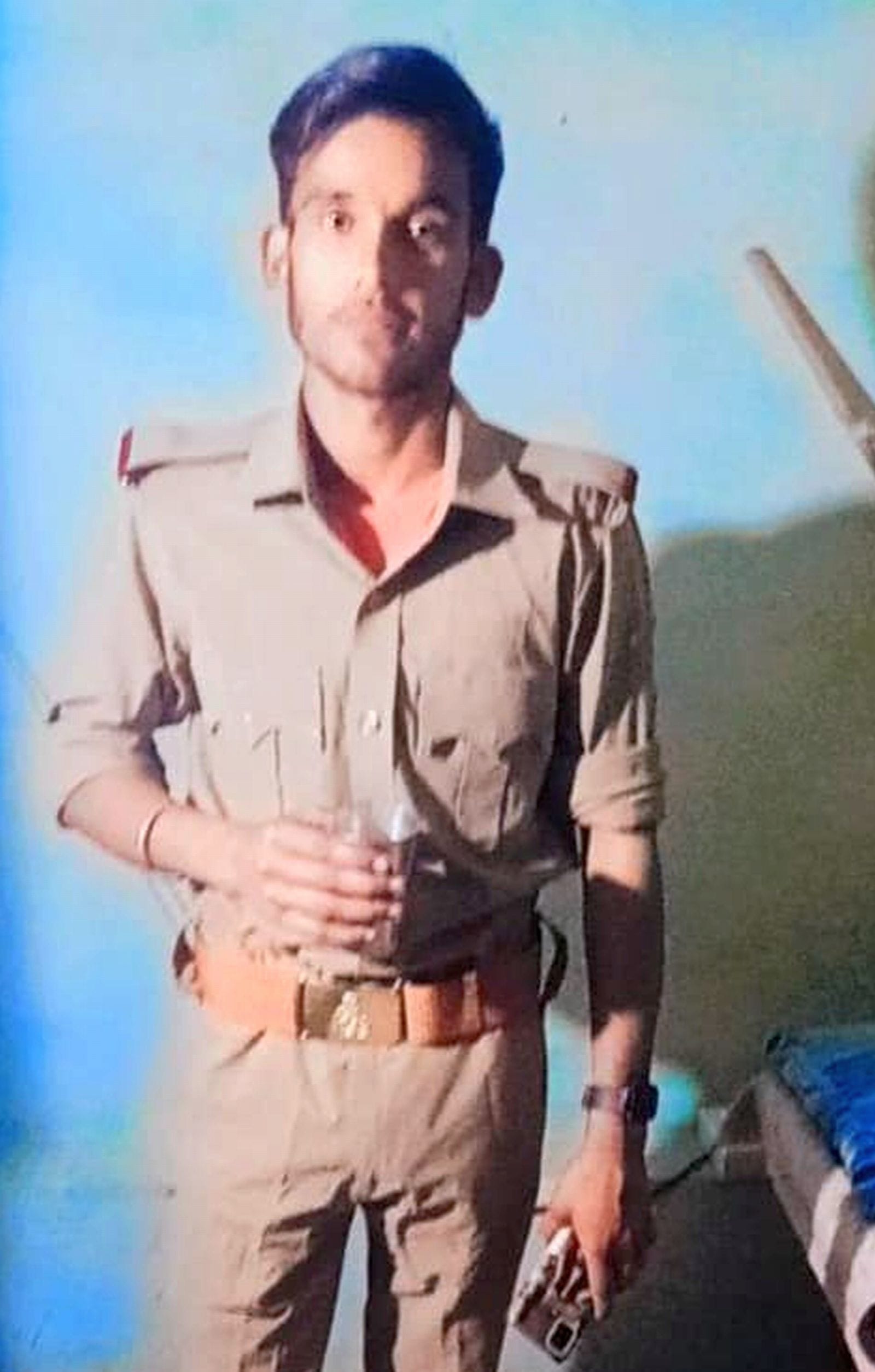 एसओ की कुर्सी पर बैठा फाॅलोअर।स्रोत-सोशल मीडिया