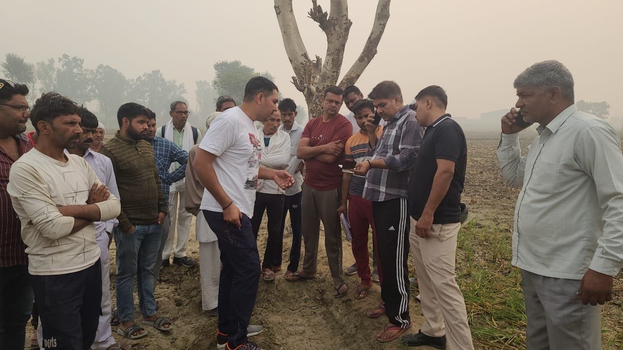 फोटो :19: सोनीपत के गोहाना स्थित गांव हसनगढ़ के खेत में फंदे पर शव लटका मिलने के बाद एकत्रित ग् फोटो :19: सोनीपत के गोहाना स्थित गांव हसनगढ़ के खेत में फंदे पर शव लटका मिलने के बाद एकत्रित ग्