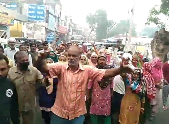 फोटो 27. सोनीपत के नगर निगम कार्यालय के बाहर करनाल रैली में जाने का विरोध करते कर्मचारी। संवाद फोटो 27. सोनीपत के नगर निगम कार्यालय के बाहर करनाल रैली में जाने का विरोध करते कर्मचारी। संवाद