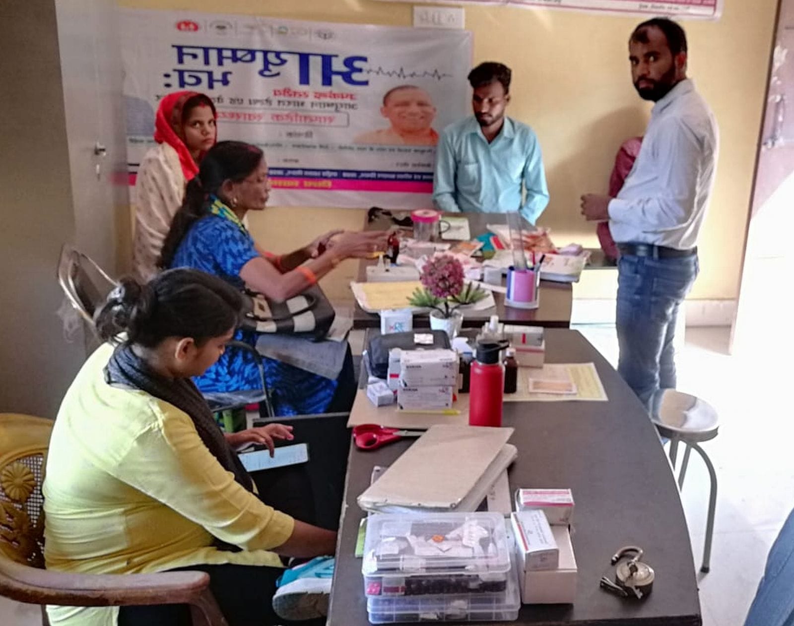 गनगोला गांव में फागिंग करते मलेरिया विभाग के राजेंद्र।स्रोत-स्वास्थ्य विभाग