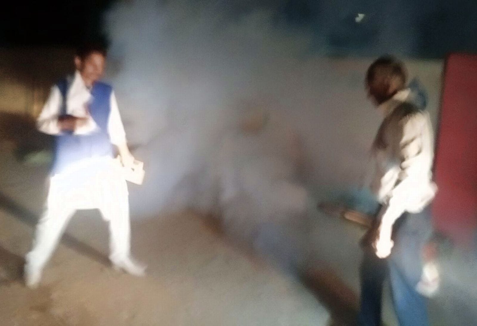 गनगोला गांव में फागिंग करते मलेरिया विभाग के राजेंद्र।स्रोत-स्वास्थ्य विभाग