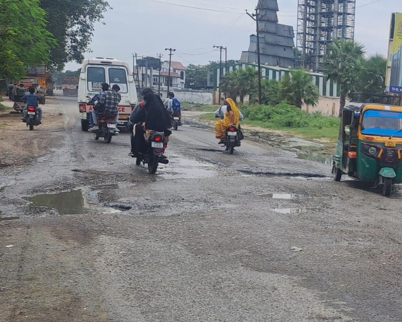 जान जोखिम में डालकर डग्गामार पर सवारी करते लोग। संवाद