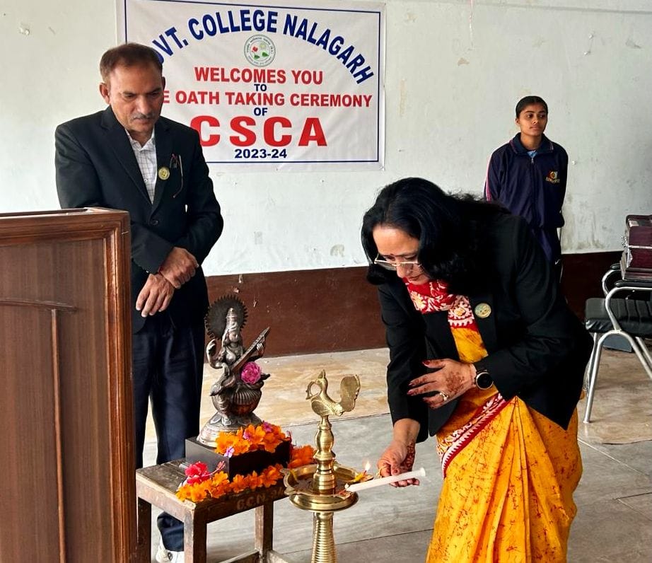 राजकीय उत्कृष्ट महाविद्यालय नालागढ़ में आयोजित शपथ ग्रहण समारोह में मौजूद शिक्षक एव विद्यार्थी
