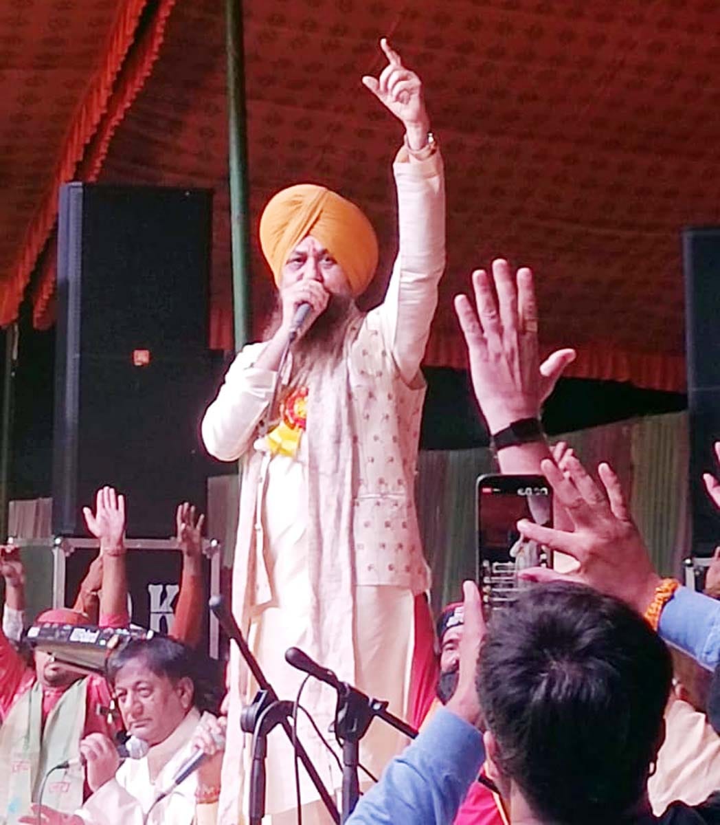 रौतापुर कलां में महामाई के जागरण में झांकी प्रस्तुत करते कलाकार। संवाद