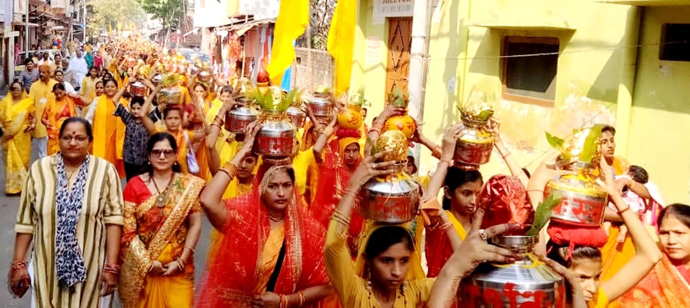 उझानी में कलश यात्रा के दौरान स्कूल के बच्चों का बैडं। संवाद