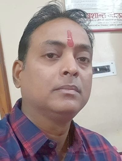 आभूषण की दुकान पर खरीदारी करते ग्राहक। संवाद आभूषण की दुकान पर खरीदारी करते ग्राहक। संवाद