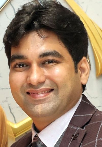 आभूषण की दुकान पर खरीदारी करते ग्राहक। संवाद आभूषण की दुकान पर खरीदारी करते ग्राहक। संवाद