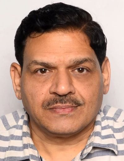 आभूषण की दुकान पर खरीदारी करते ग्राहक। संवाद आभूषण की दुकान पर खरीदारी करते ग्राहक। संवाद