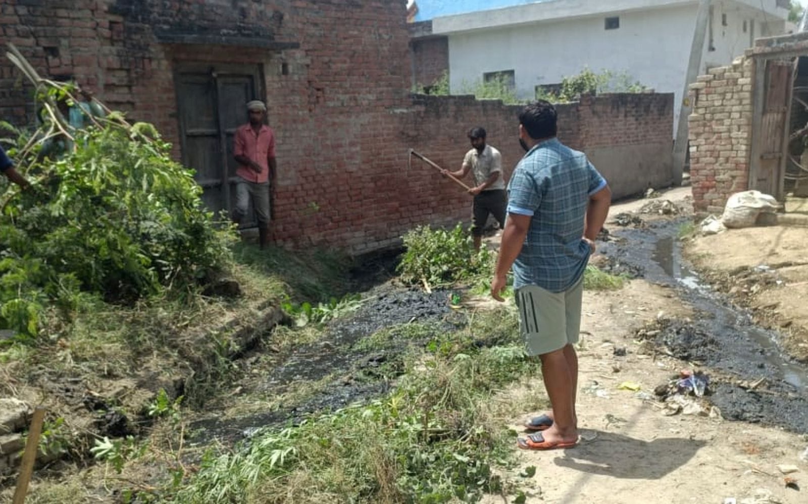 आमगांव में दवा का छिड़काव करते कर्मचारी। संवाद