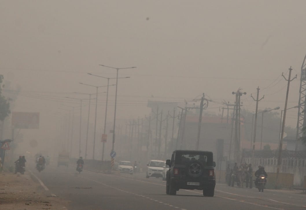 बागपत-मेरठ रोड पर देर रात स्मॉग के बीच गुजरते वाहन। संवाद