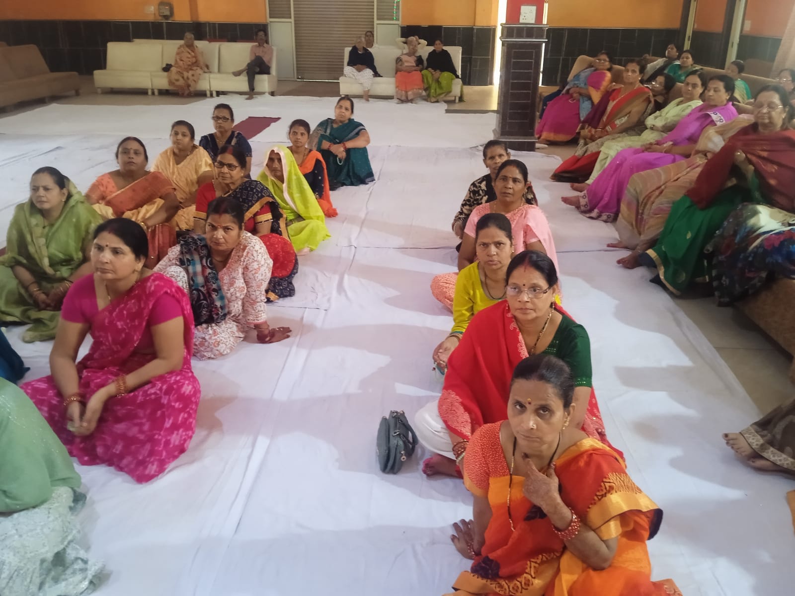 बीसलपुर के कार्यक्रम में  प्रवचन देती कुसुम सिंह । संवाद