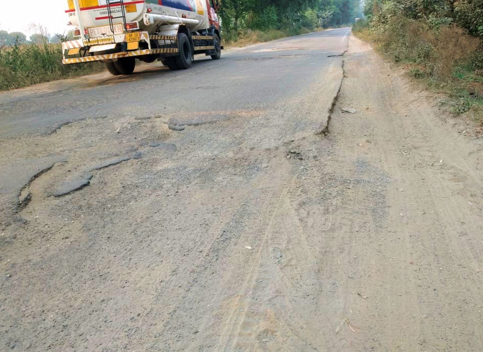 बदायूं उसावां रोड पर हुआ गहरा गड्ढा। संवाद