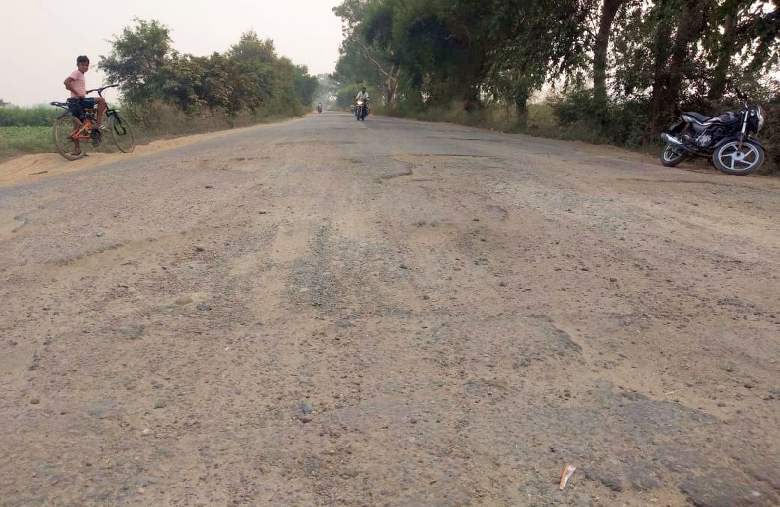 बदायूं उसावां रोड पर हुआ गहरा गड्ढा। संवाद