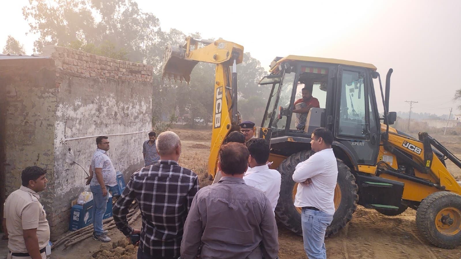फोटो 08: खरखौदा के रोहतक मार्ग पर बाईपास किनारे अवैध काॅलोनी पर कार्रवाई करती डीटीपी की टीम। सं