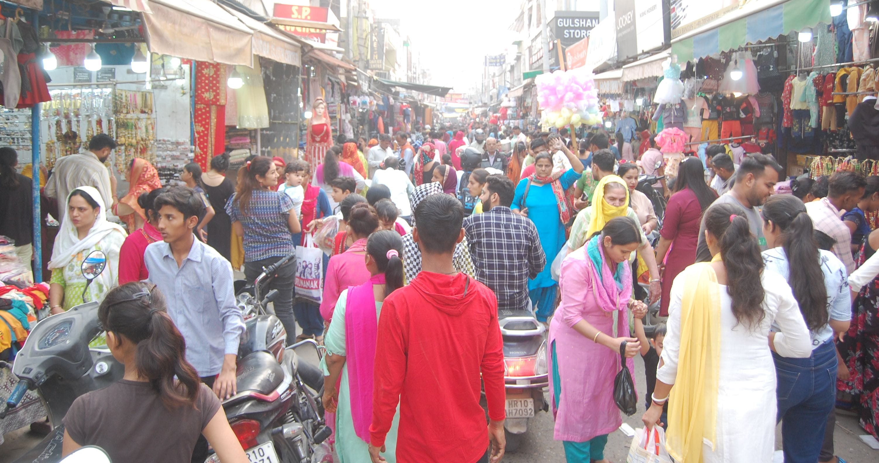 फोटो 35. सोनीपत के कच्चे क्वार्टर मार्केट में खरीदारी के लिए काफी संख्या में पहुंचे लोग। संवाद फोटो 35. सोनीपत के कच्चे क्वार्टर मार्केट में खरीदारी के लिए काफी संख्या में पहुंचे लोग। संवाद