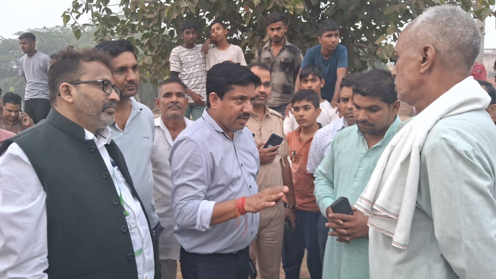 फोटो 37- सोनीपत के गोहाना के बुटाना गांव में किसानों को फसल अवशेष न जलाने के बारे में जागरूक कर फोटो 37- सोनीपत के गोहाना के बुटाना गांव में किसानों को फसल अवशेष न जलाने के बारे में जागरूक कर