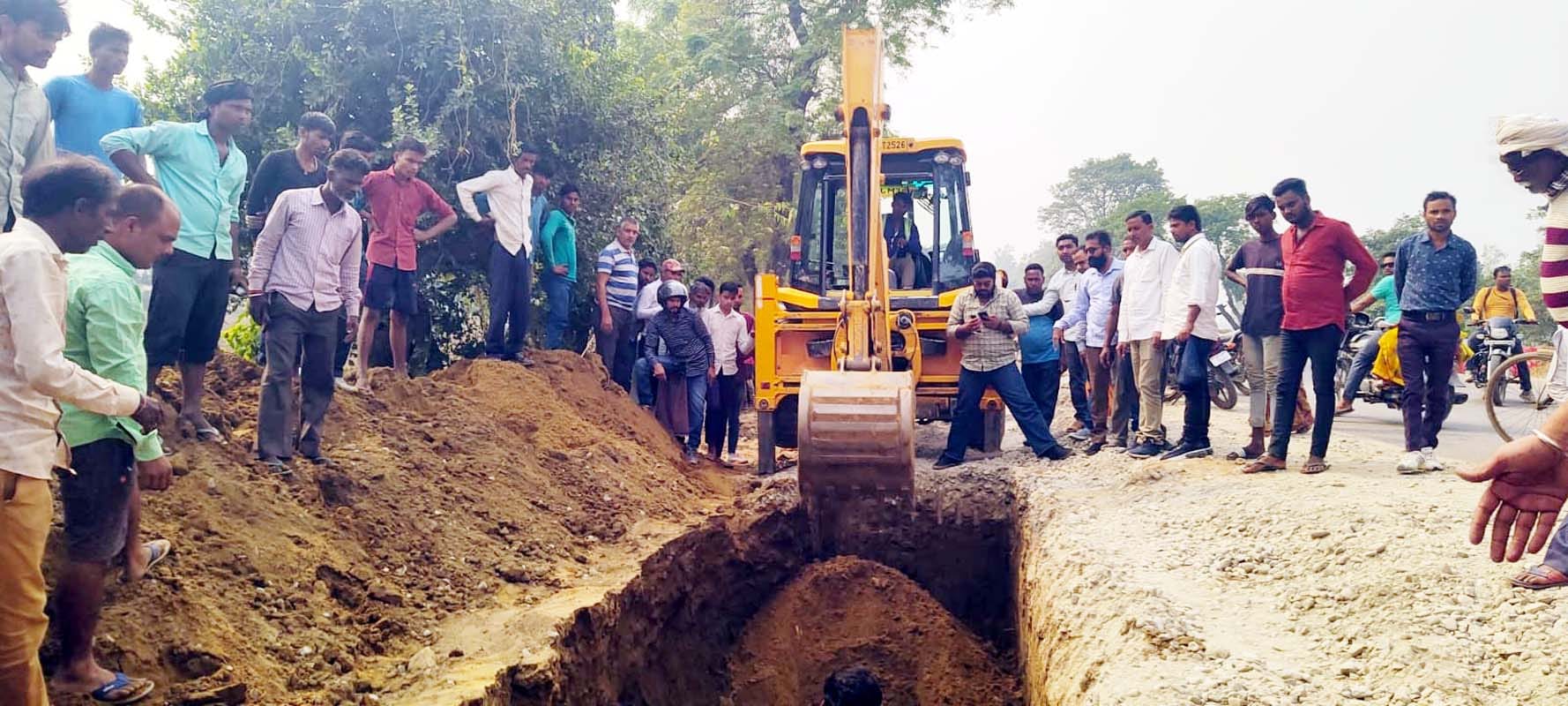 गंगसरा में श्रमिकाें के मिट्टी में दबने के बाद  लगी  लोगों की भीड़। संवाद