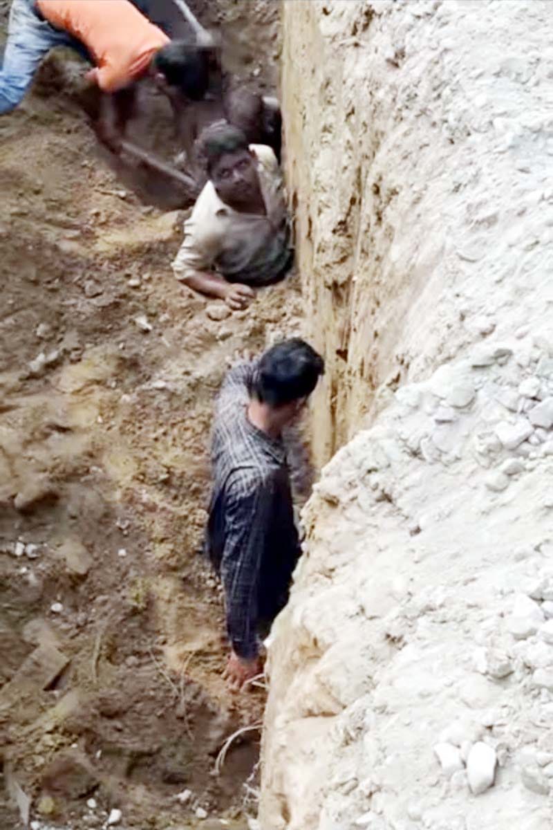 गंगसरा में श्रमिकाें के मिट्टी में दबने के बाद  लगी  लोगों की भीड़। संवाद