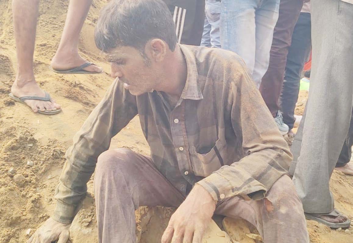 गंगसरा में श्रमिकाें के मिट्टी में दबने के बाद  लगी  लोगों की भीड़। संवाद