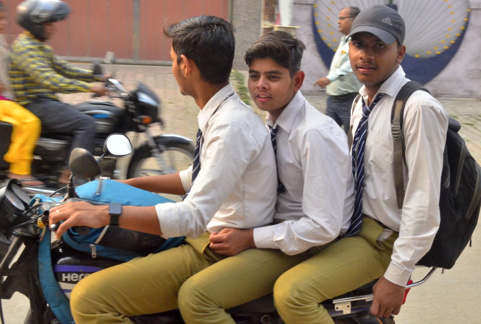 ई-रिक्शा से स्कूल जाते बच्चे। संवाद