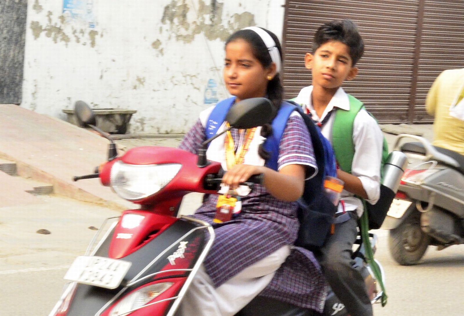 ई-रिक्शा से स्कूल जाते बच्चे। संवाद