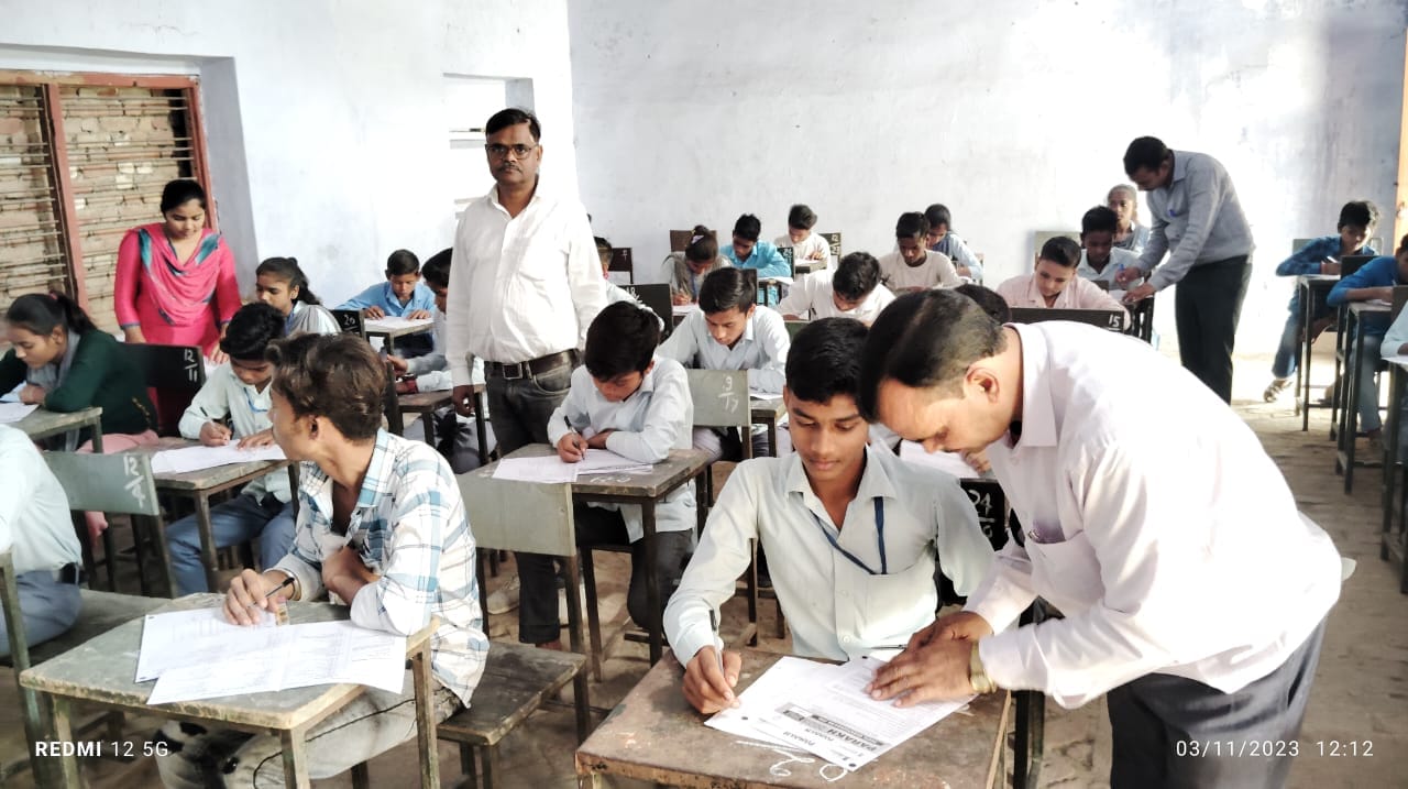 परीक्षा देते बच्चे ।