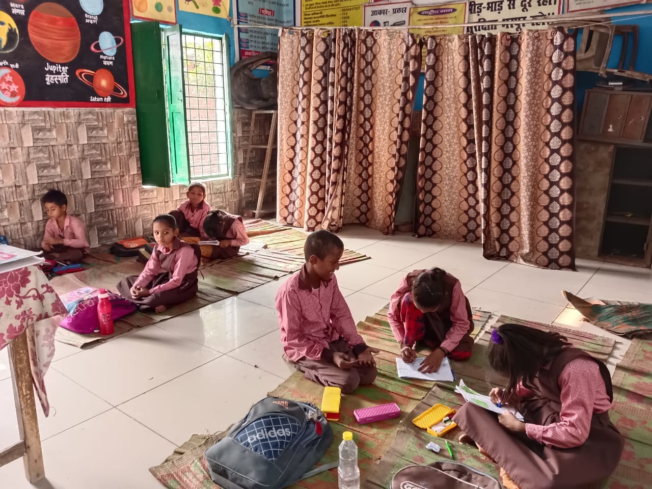 प्राथमिक विद्यालय पुख्ता तालाब व तारीन टिकली प्रथम के एक कक्ष में पढ़ते बच्चे। संस्था