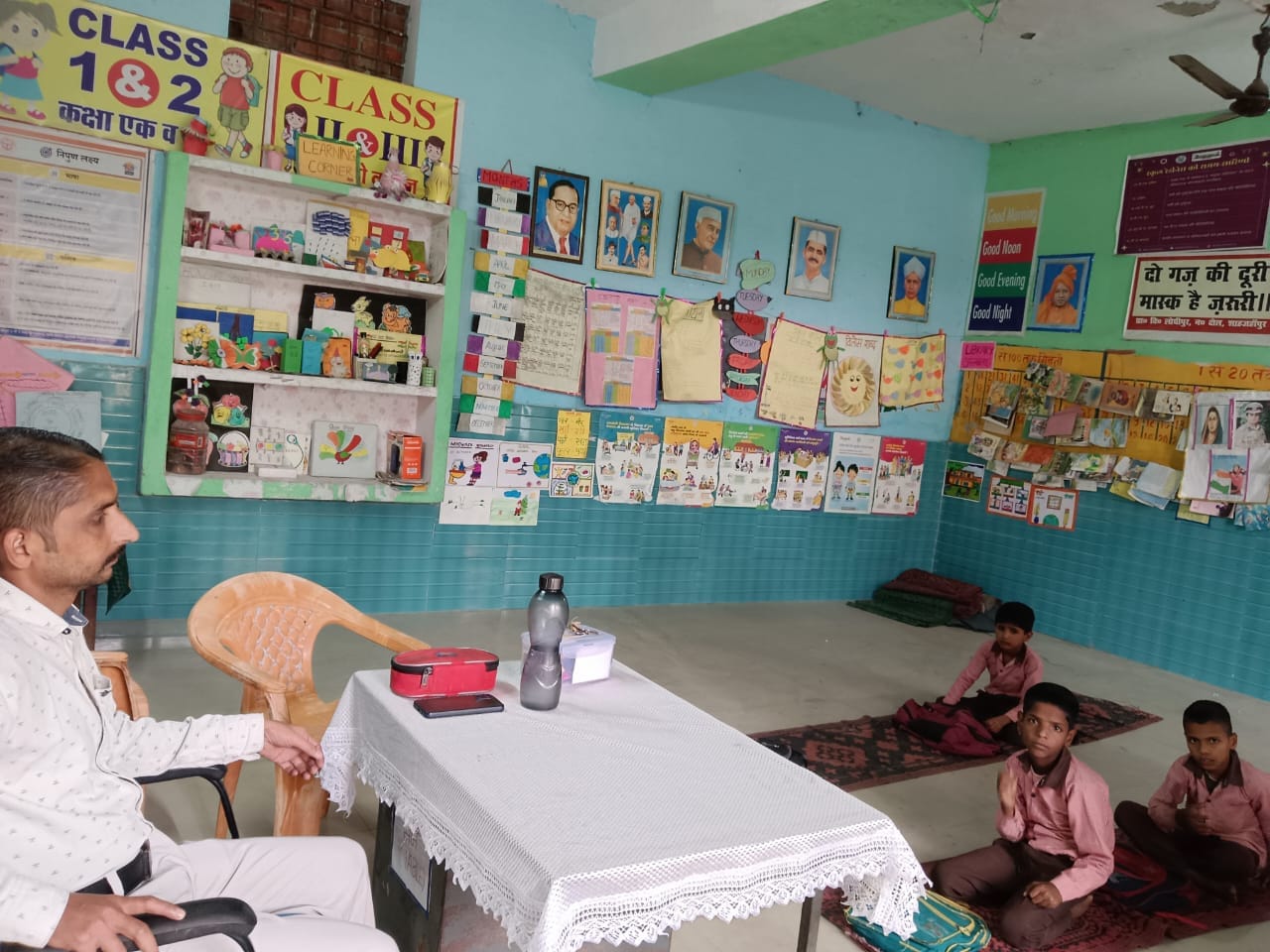 प्राथमिक विद्यालय पुख्ता तालाब व तारीन टिकली प्रथम के एक कक्ष में पढ़ते बच्चे। संस्था