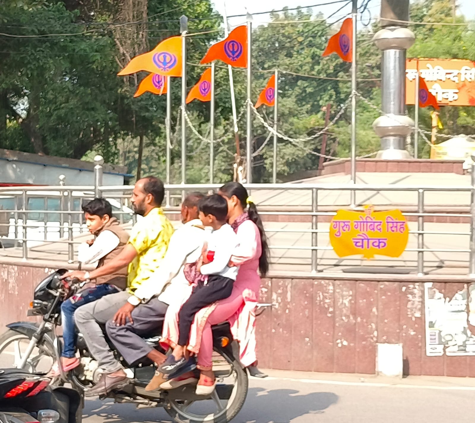 ट्रेफिक नियमों का अनदेखी कर बाइक से फोन पर करका चालक स्रोत: संवाद ट्रेफिक नियमों का अनदेखी कर बाइक से फोन पर करका चालक स्रोत: संवाद