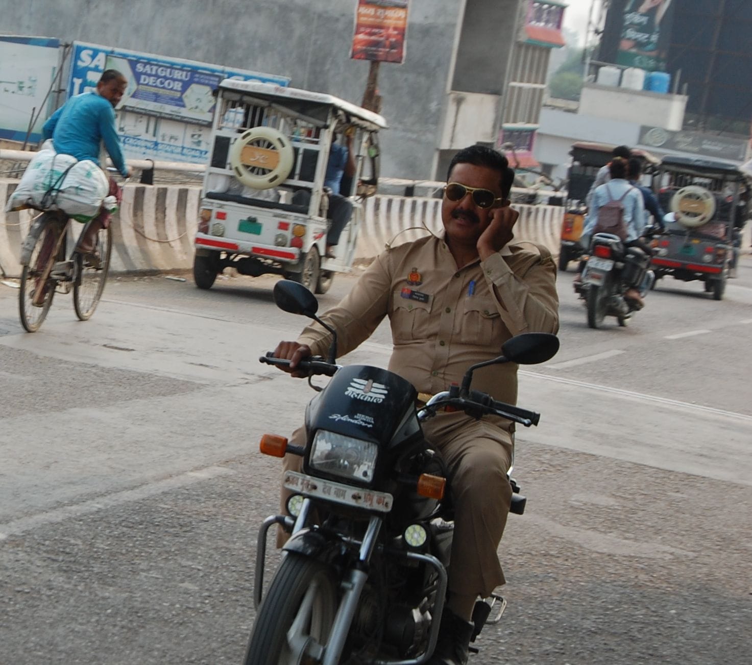 ट्रेफिक नियमों का अनदेखी कर बाइक से फोन पर करका चालक स्रोत: संवाद ट्रेफिक नियमों का अनदेखी कर बाइक से फोन पर करका चालक स्रोत: संवाद
